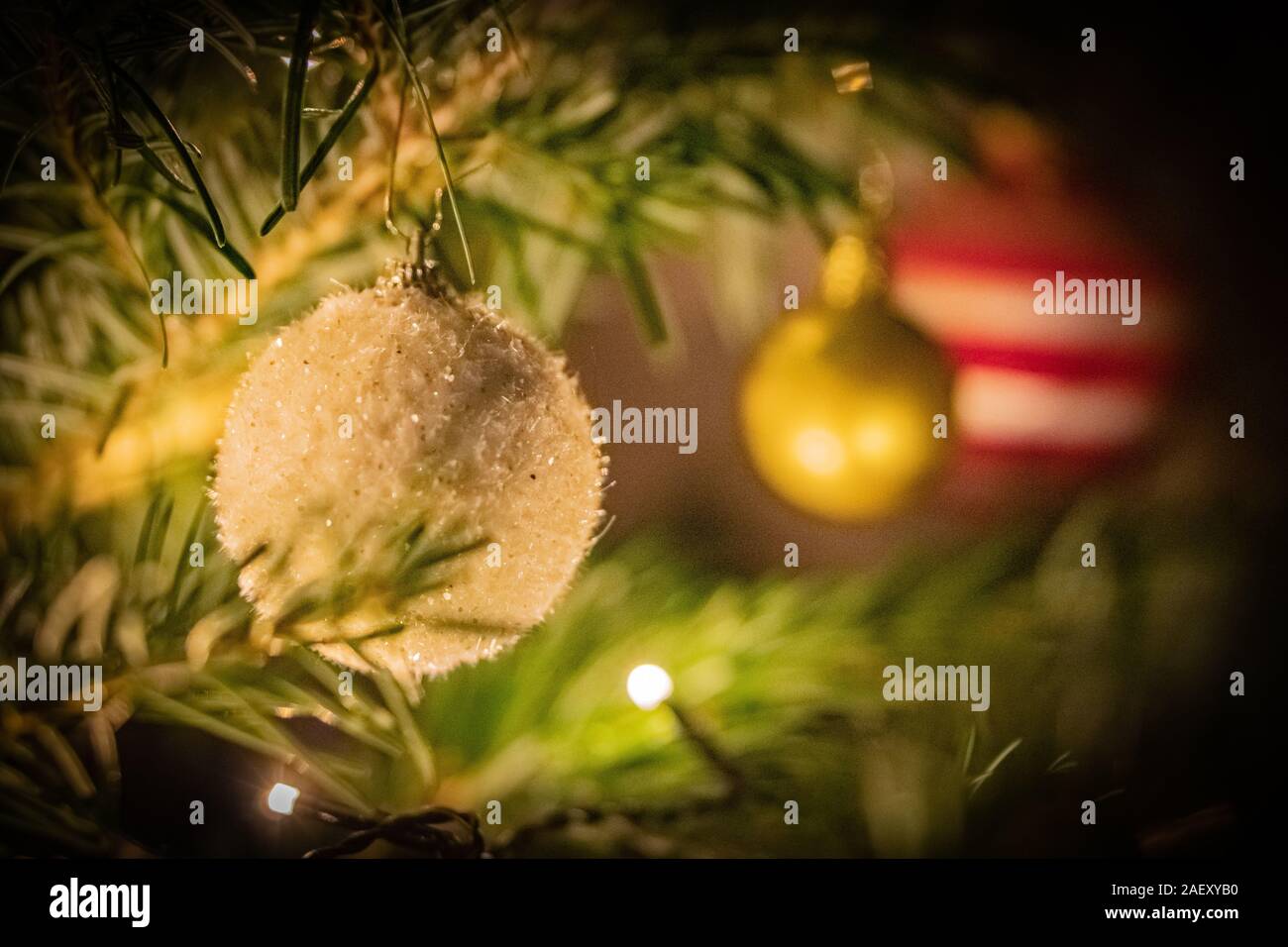 Albero di Natale decorato da vicino con glittery baubles e stringhe di luce Foto Stock