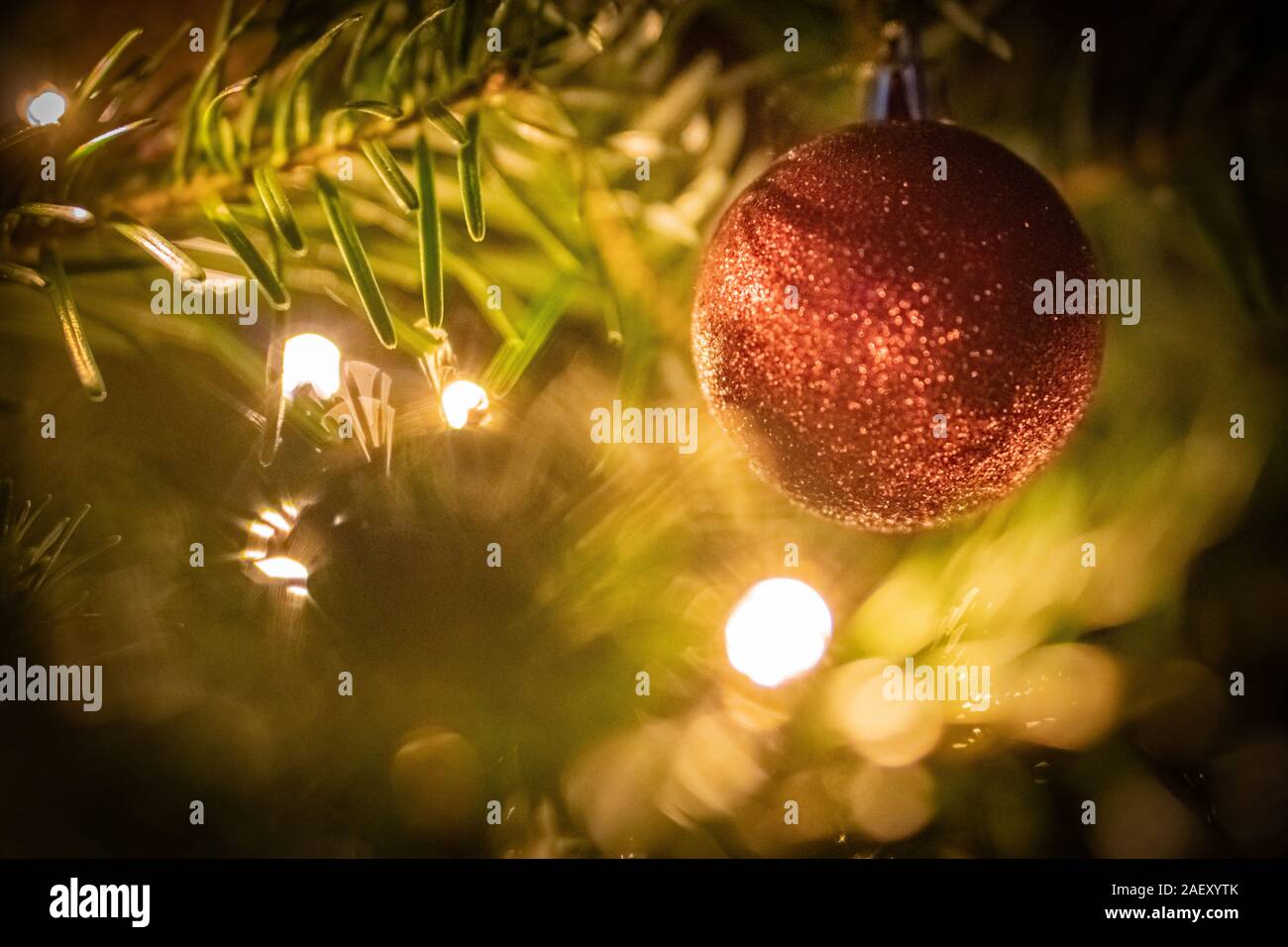 Albero di Natale decorato da vicino con glittery baubles e stringhe di luce Foto Stock