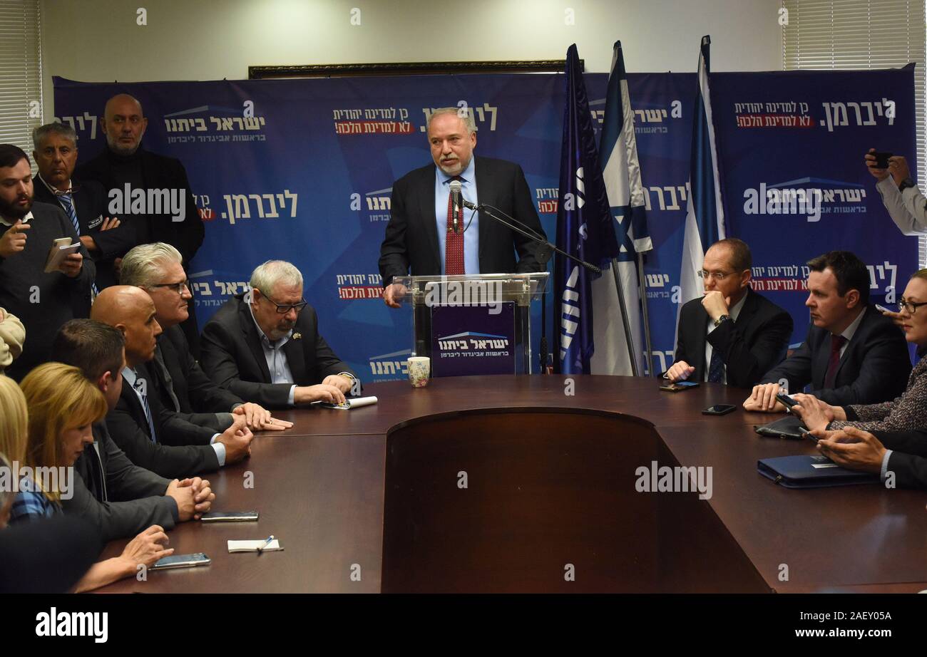Gerusalemme, Israele. Undicesimo Dec, 2019. Avigdor Lieberman, Presidente della Yisrael Beiteinu Party, parla di una fazione incontro alla Knesset, il Parlamento israeliano, in Gerusalemme, Mercoledì, Dicembre 11, 2019. Legislatori israeliano ha superato l'approvazione iniziale oggi di un disegno di legge che dovrebbe sciogliere il governo. La Knesset voterà se gli israeliani sarà a capo di una terza elezione in un anno il 2 marzo, 2020, entro la mezzanotte.Foto di Debbie Hill/UPI Credito: UPI/Alamy Live News Foto Stock