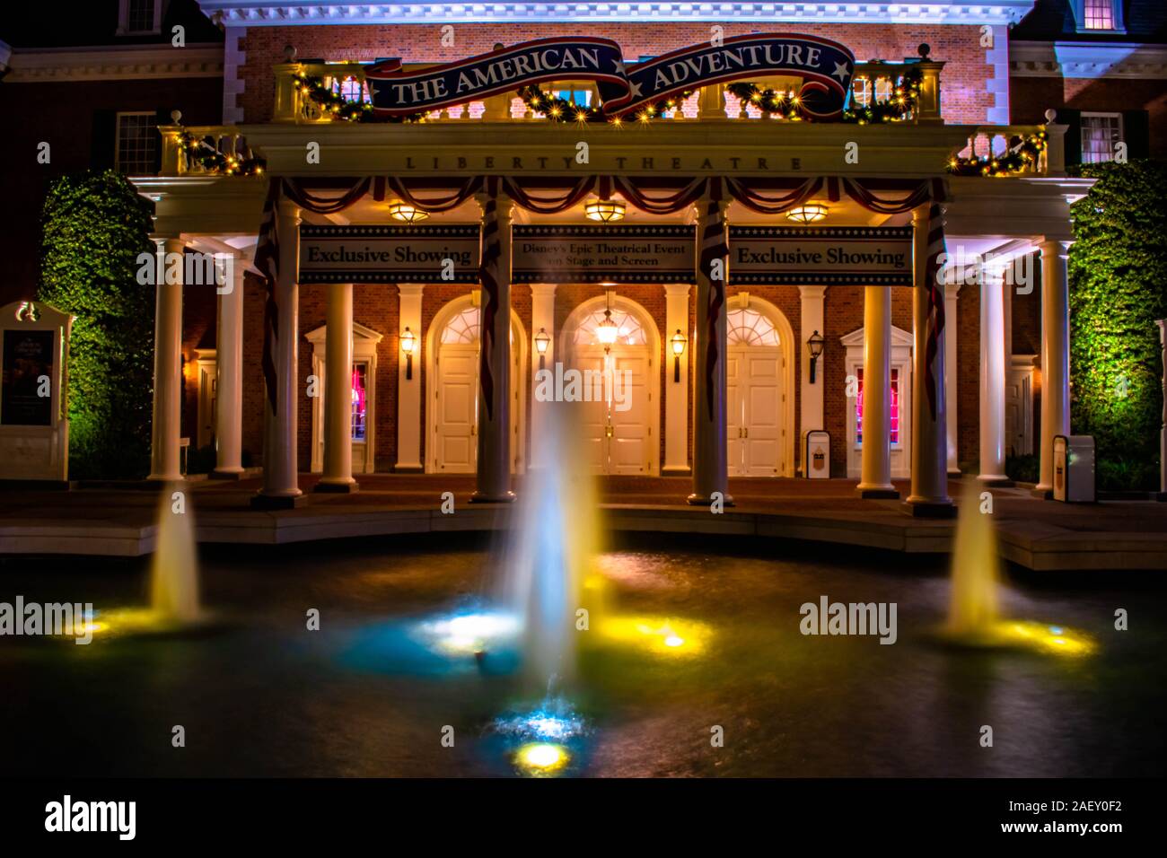 Orlando, Florida. Dicembre 06, 2019. Vista parziale del Teatro Liberty e la fontana a Epcot. Foto Stock