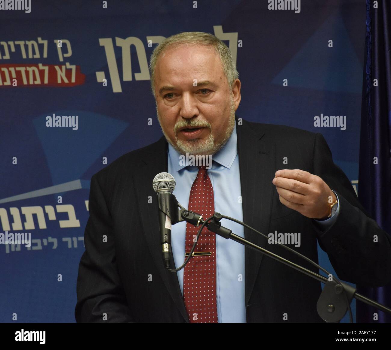 Gerusalemme, Israele. Undicesimo Dec, 2019. Avigdor Lieberman, Presidente della Yisrael Beiteinu Party, parla di una fazione incontro alla Knesset, il Parlamento israeliano, in Gerusalemme, Mercoledì, Dicembre 11, 2019. Legislatori israeliano ha superato l'approvazione iniziale oggi di un disegno di legge che dovrebbe sciogliere il governo. La Knesset voterà se gli israeliani sarà a capo di una terza elezione in un anno il 2 marzo, 2020, entro la mezzanotte.Foto di Debbie Hill/UPI Credito: UPI/Alamy Live News Foto Stock