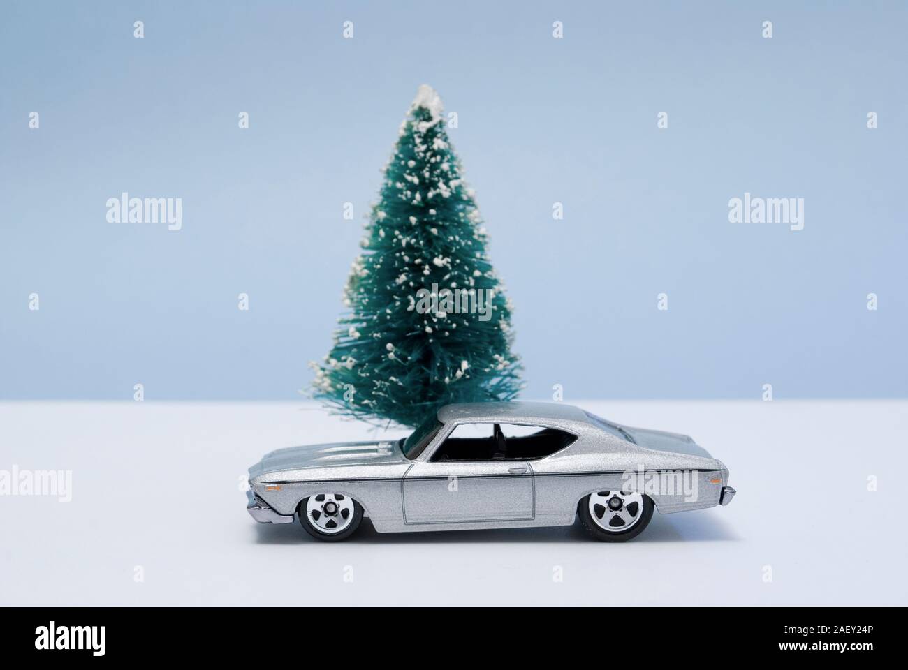 Macchina giocattolo e coperta di neve tree Foto Stock
