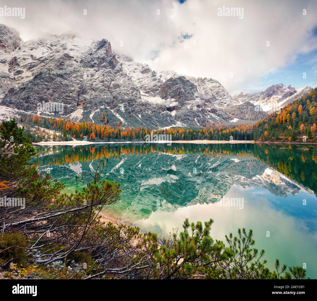 Foschia mattutina sul Lago di Braies con il Monte Seekofel sullo sfondo. Colorato paesaggio autunnale nelle Alpi italiane, Naturpark Fanes-Sennes-Braies, Dolomite. Foto Stock