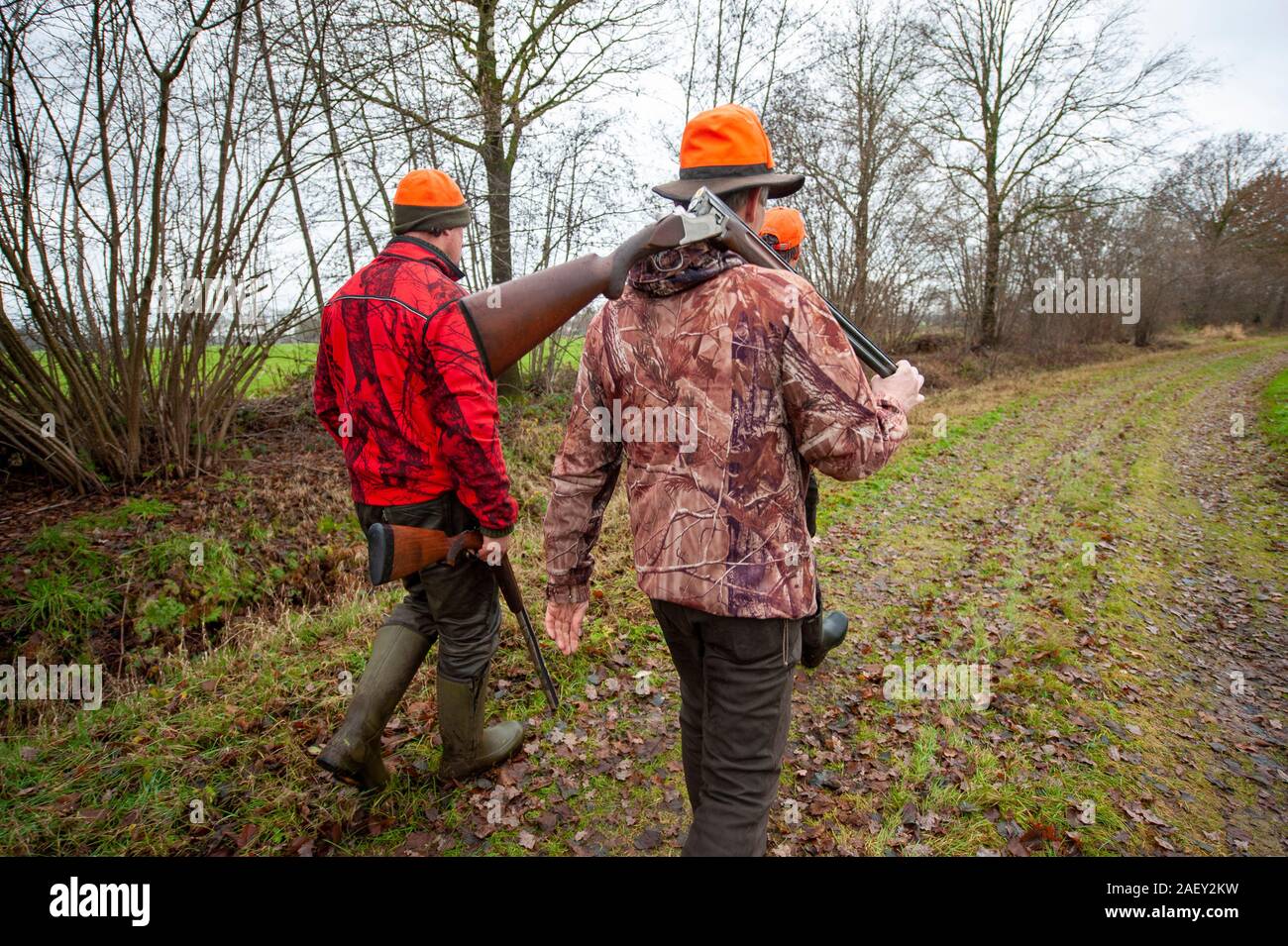 REUTUM, PAESI BASSI - Dic 07, 2019: gli uomini con un fucile da caccia la caccia su lepri en fagiani. Foto Stock