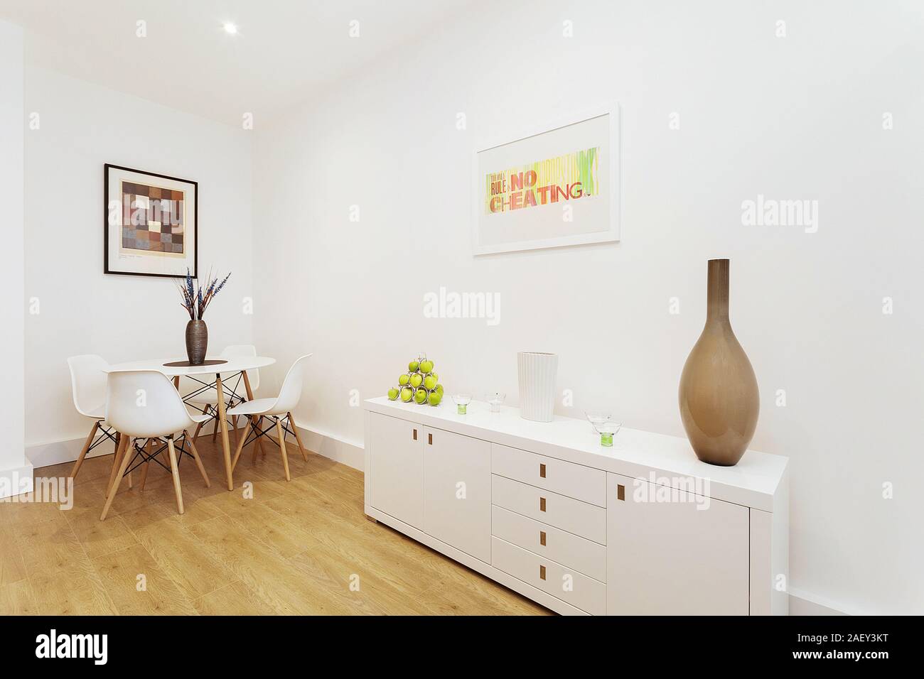 Un angolo di visualizzazione di un soggiorno con moderno e minimalista touch. Foto Stock