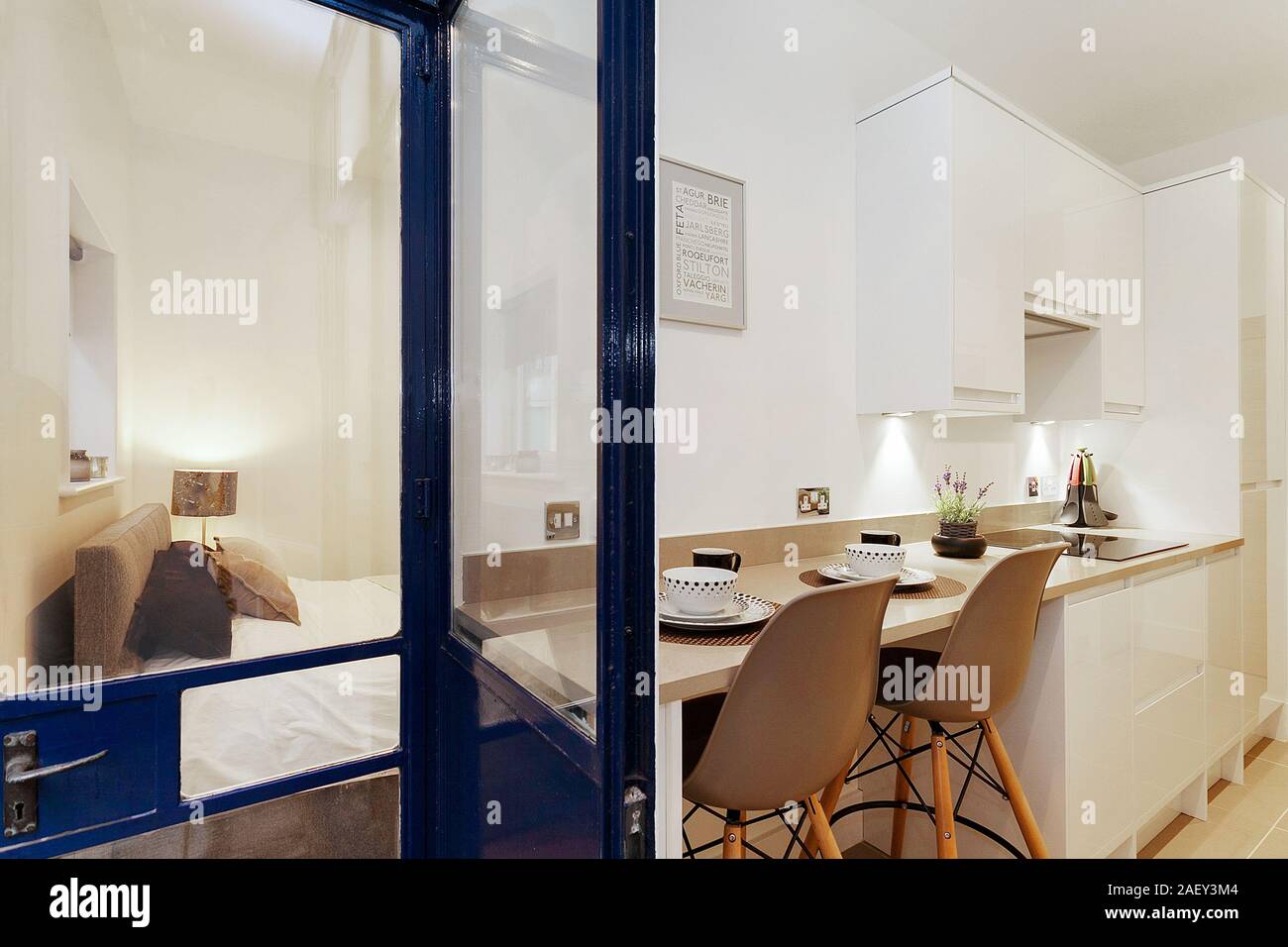 Un angolo di visualizzazione di una cucina e una camera da letto Foto Stock