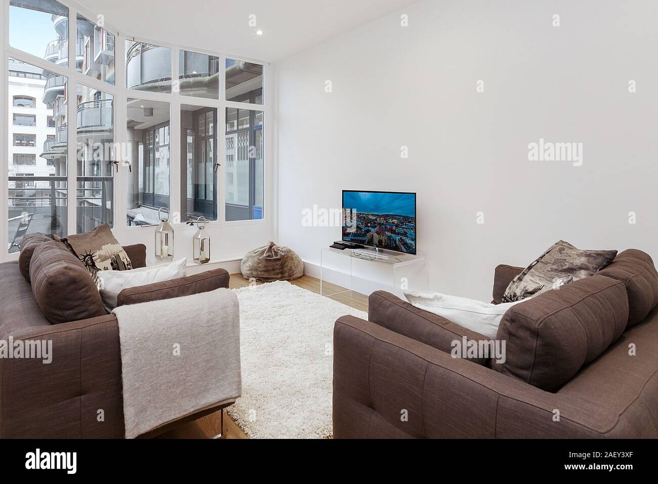 Un dettaglio di un soggiorno moderno con tocchi minimalisti. Foto Stock