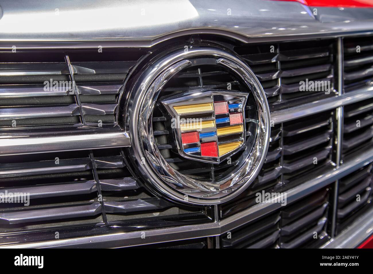 La Cadillac logo su una automobile rossa di questo marchio Foto Stock