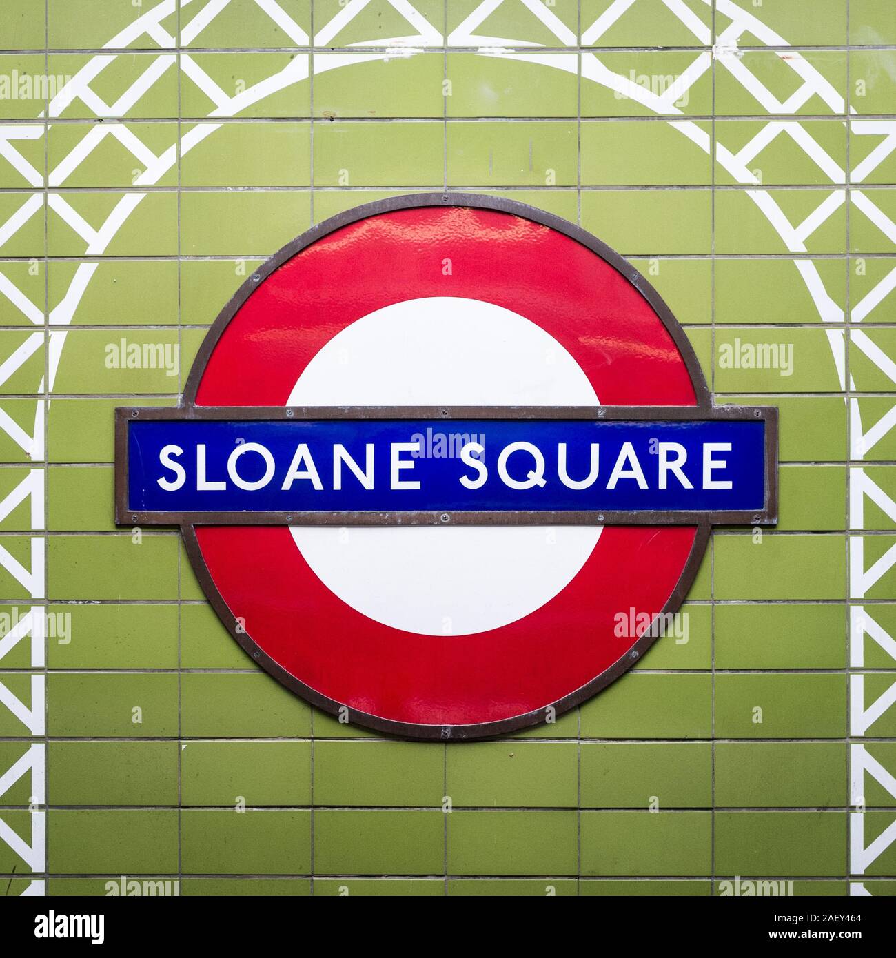 La stazione metropolitana di Sloane Square. Un segno della piattaforma per la stazione della metropolitana di Londra sulle linee Circle e District. Foto Stock