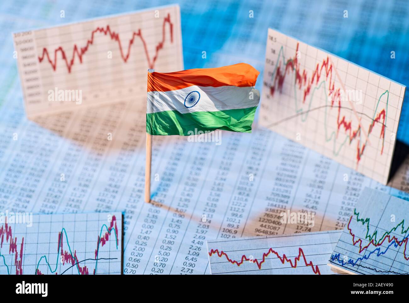 Bandiera indiana con tasso di cambio tabelle e grafici sullo sviluppo economico Foto Stock