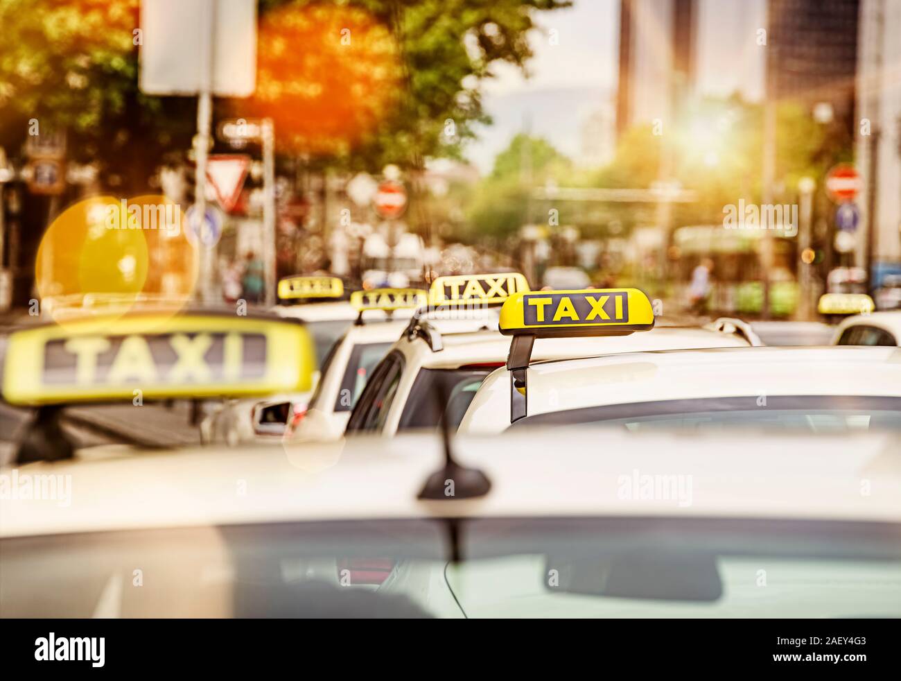 Taxi nel centro della città di Francoforte am Main Foto Stock