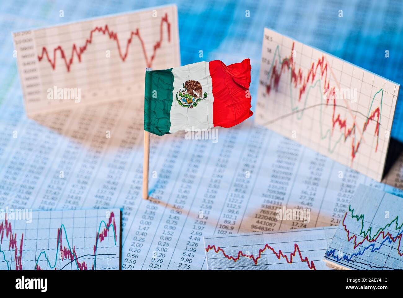 Bandiera messicana con tasso di cambio tabelle e grafici sullo sviluppo economico Foto Stock