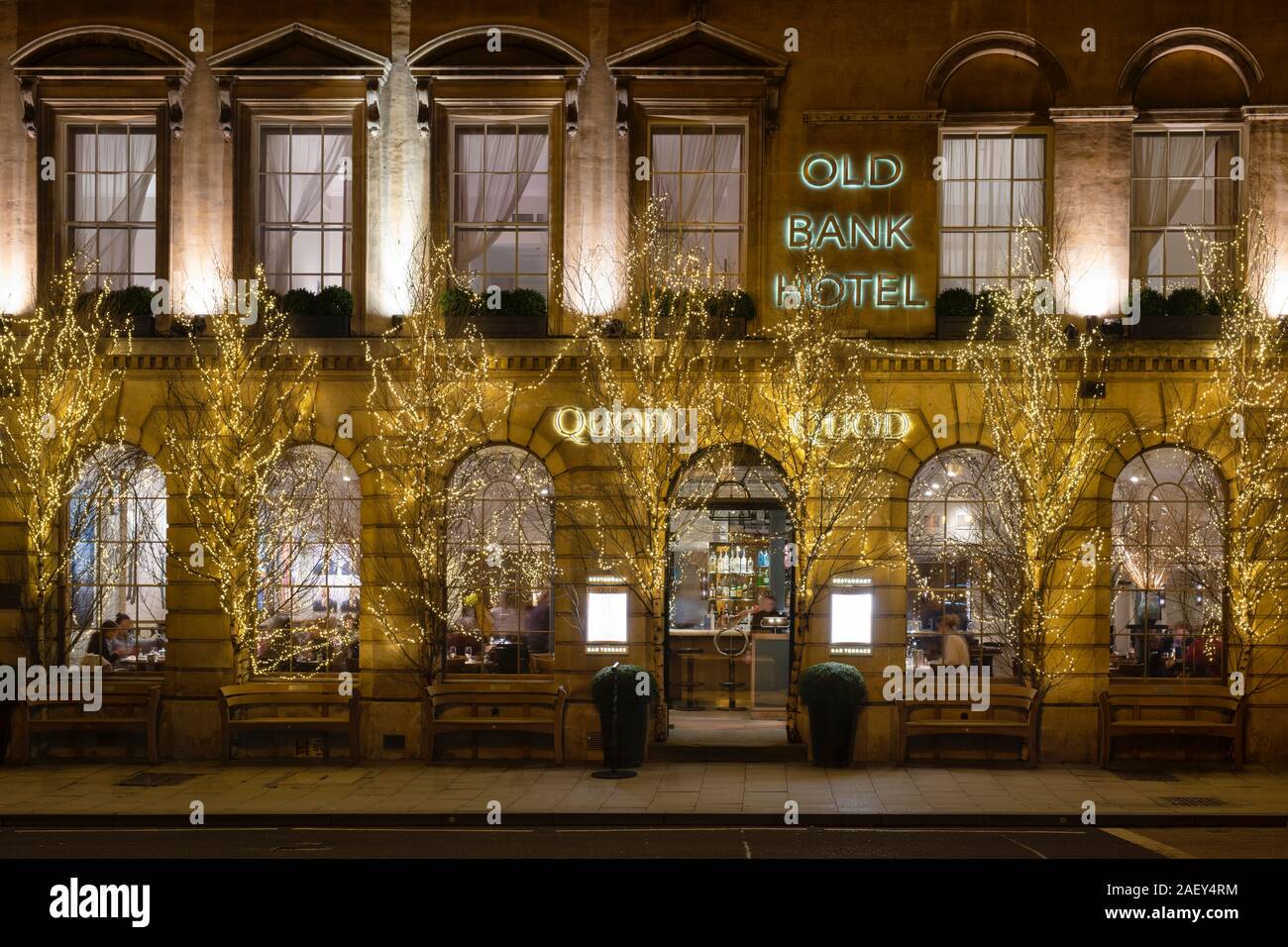 Quod Ristorante e Bar con le luci di Natale in serata in dicembre. Oxford, Oxfordshire, Inghilterra Foto Stock
