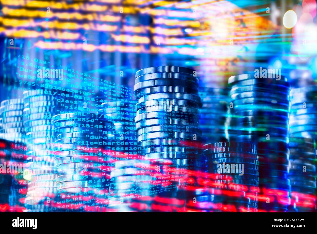 Il codice di un programma con pile di monete e astratto sfondo tecnologico Foto Stock