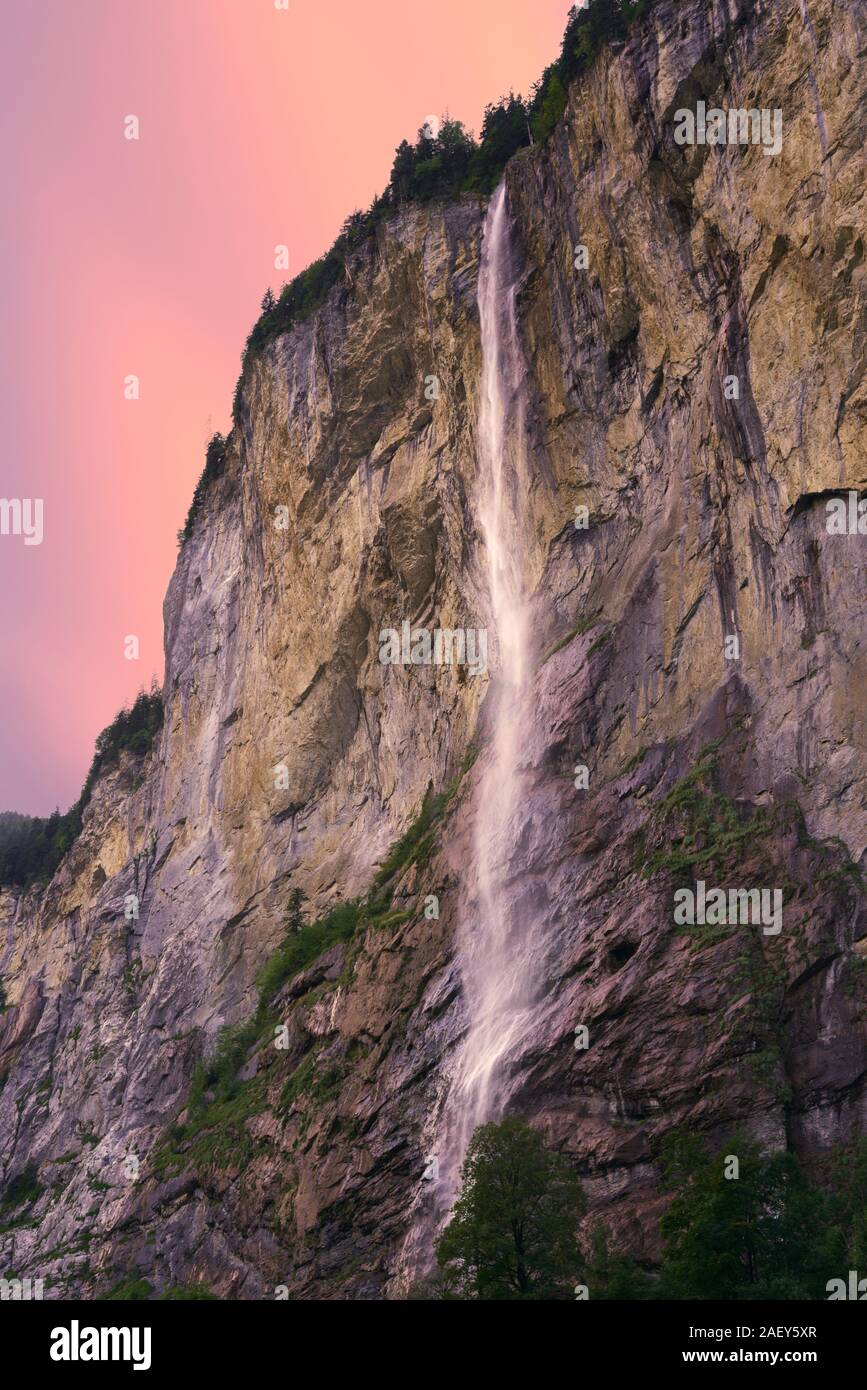 Bella cascata in alta montagna della Svizzera. Luce magica al tramonto in  Lauterbrunnen, cantone di Berna, Svizzera Foto stock - Alamy