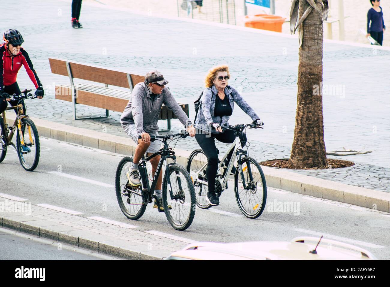 Tel Aviv Israele Dicembre 07, 2019 Vista di persone sconosciute laminazione con una bicicletta per le strade di Tel Aviv nel pomeriggio Foto Stock