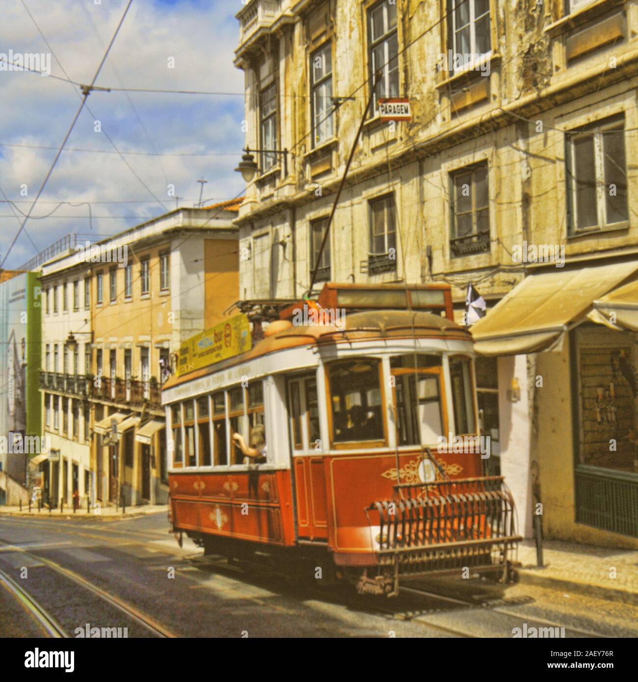 Un tipico tram di Lisbona passa attraverso le colline della capitale portoghese Lisbona Foto Stock