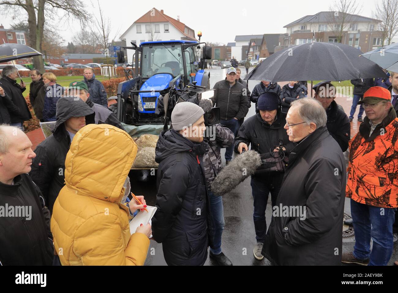 Ministerpräsident Weil zu Besuch in Löningen. Bauern demonstrieren. Grund: Wieder 30 Schafe getötet, Foto Stock