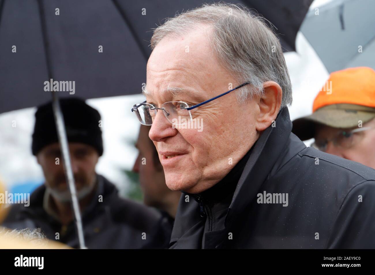 Ministerpräsident Weil zu Besuch in Löningen. Bauern demonstrieren. Grund: Wieder 30 Schafe getötet, Foto Stock