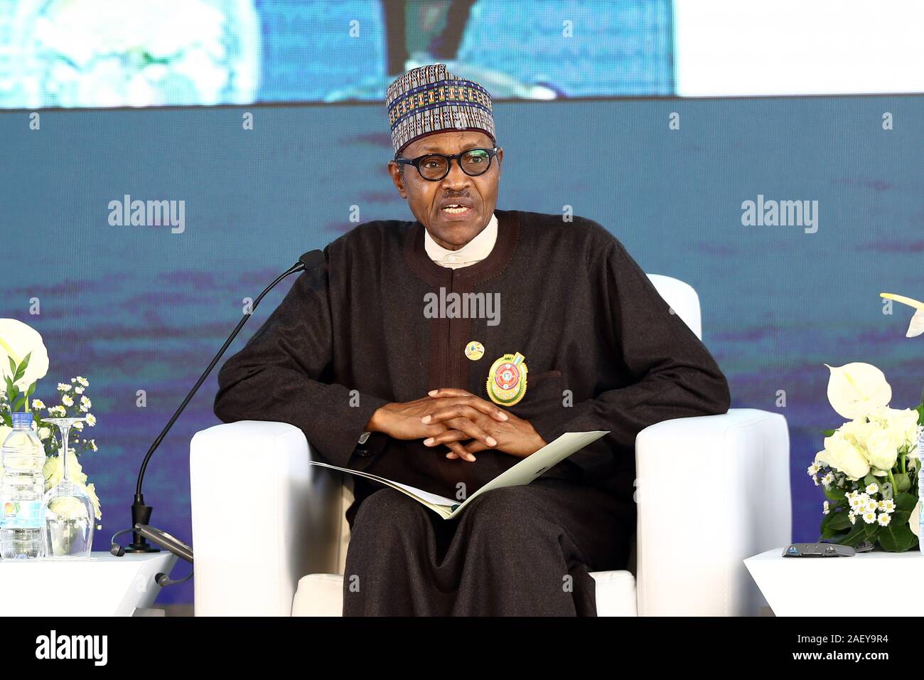 Aswan, Egitto. Undicesimo Dec, 2019. Il Presidente nigeriano, Muhammadu Buhari (C) offre un intervento durante il Forum di Assuan per una pace e uno sviluppo sostenibili in Aswan, Egitto, Dic 11, 2019. Aswan Forum per una pace e uno sviluppo sostenibili sono iniziate il mercoledì in alto città egiziana di Aswan. La due giorni di Aswan forum sarà incentrato sulla ricostruzione postbellica, istruzione, il cambiamento climatico e lo sviluppo sostenibile in Africa. Credito: Ahmed Gomaa/Xinhua/Alamy Live News Foto Stock