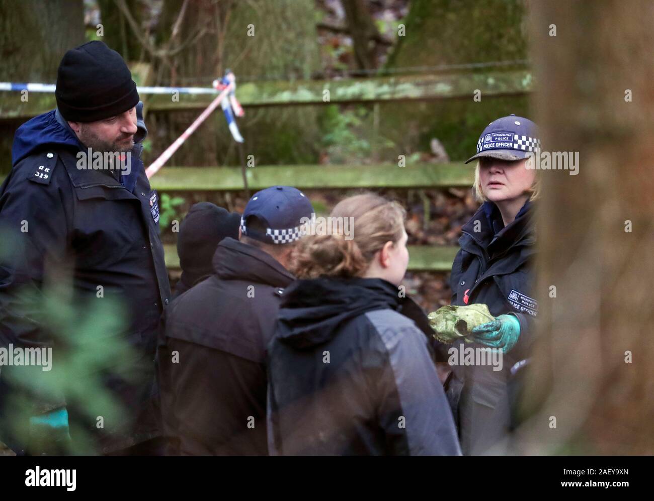 La polizia forensics team cerca fossi e boschi in un sito vicino a Hedgerley Lane a nord dell'autostrada M40 in Hedgerley, Buckinghamshire. Foto Stock