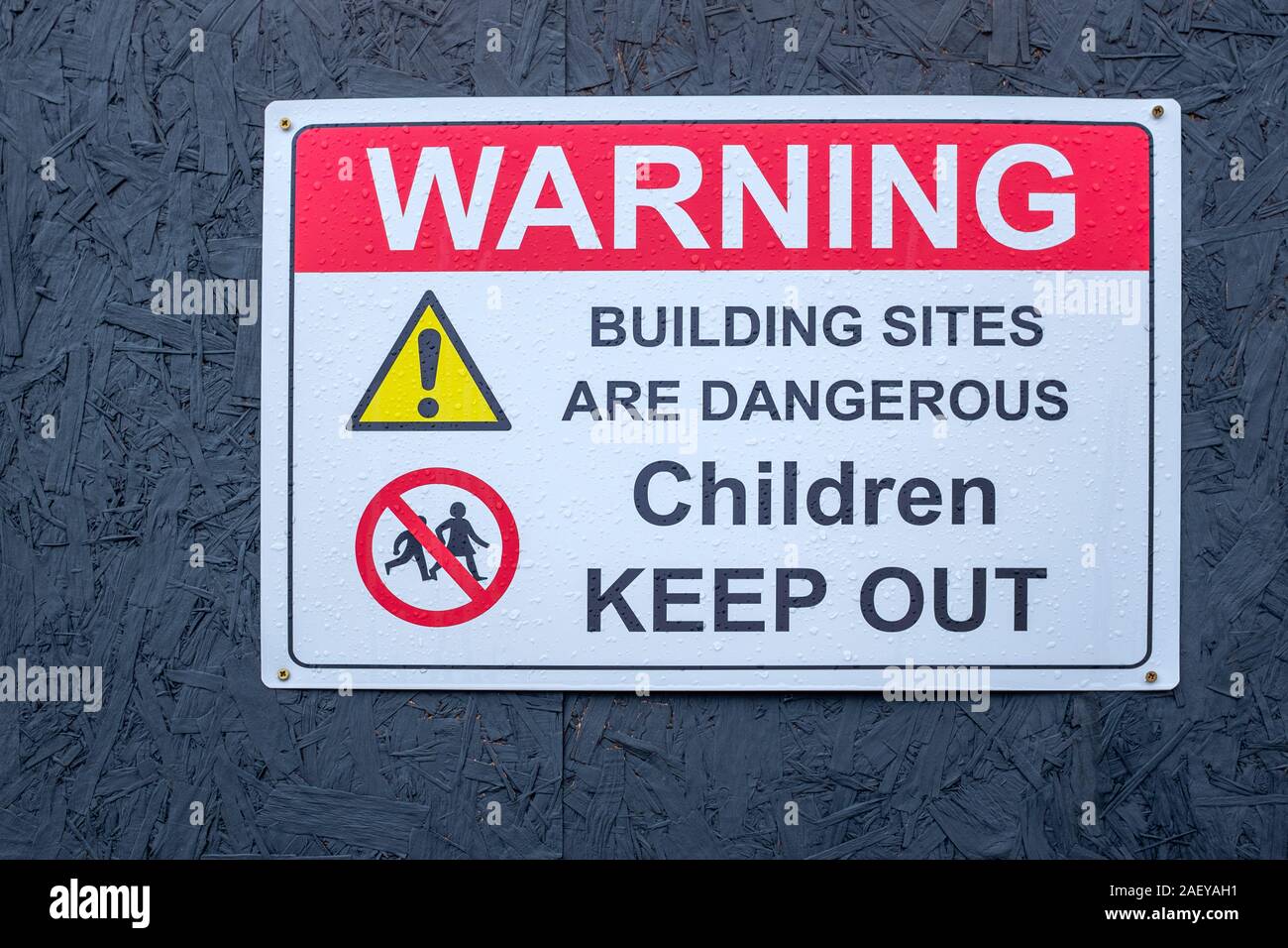 I siti di costruzione sono pericolose, bambini tenere fuori un cartello di segnalazione REGNO UNITO Foto Stock