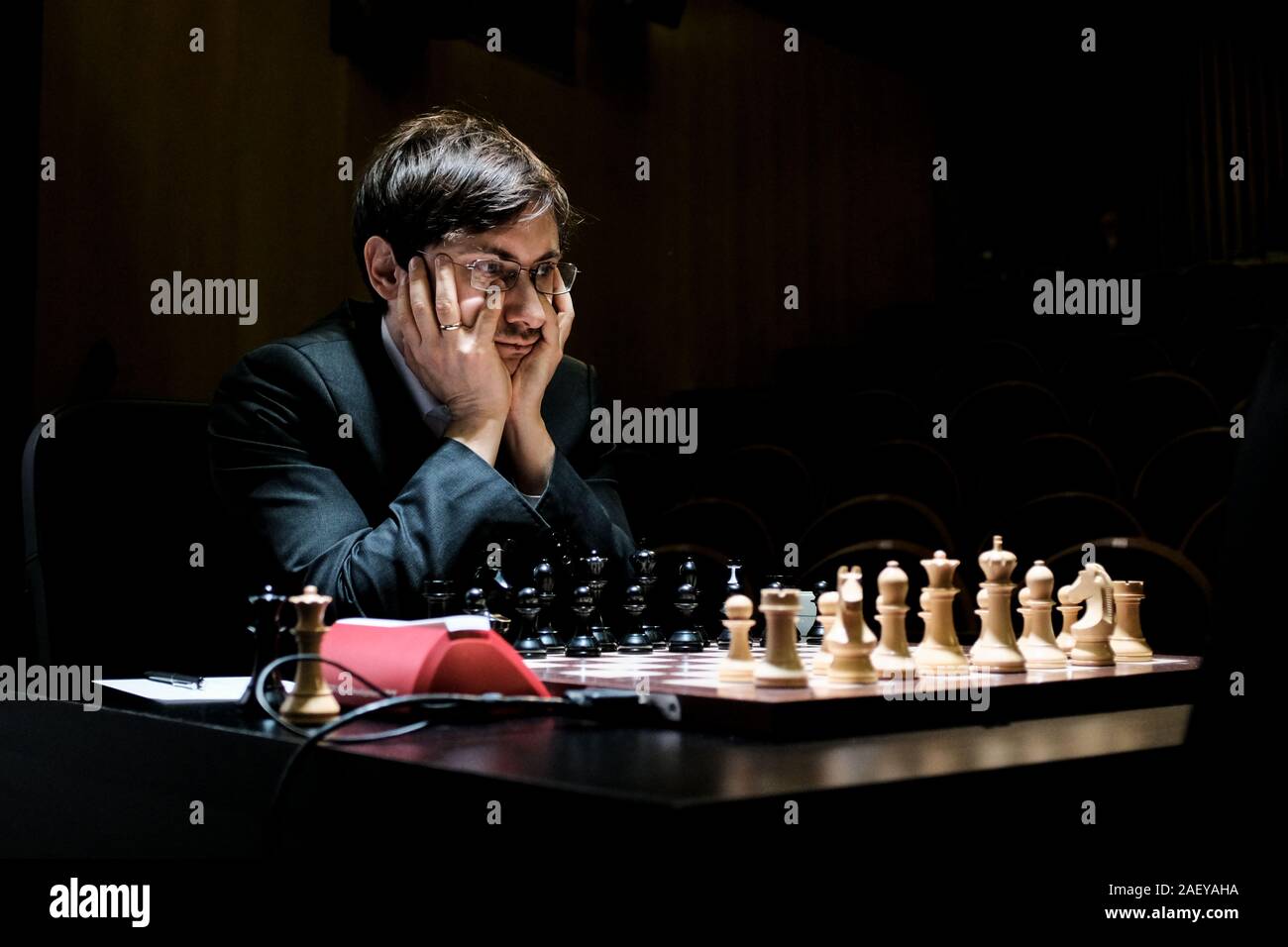 Gerusalemme, Israele. 11 dicembre, 2019. DMITRY JAKOVENKO, 37, della Russia, si prepara per la sua partita contro Mamedyarov di Azerbaigian nel Giorno uno, rotonda della tappa finale del mondo di scacchi ciclo di campionato a Gerusalemme il Centro Notre Dame. Sedici mondo's top grand masters continuano la loro lotta per un 800.000 euro di montepremi, due punti il prossimo anno al Torneo dei Candidati e la possibilità di affrontare il Campione del Mondo in carica, Magnus Carlsen, nel 2020 gara di campionato. Credito: Nir Alon/Alamy Live News Foto Stock