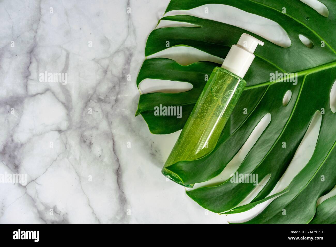 Bio prodotto cosmetico sulla foglia con sfondo marmo . Foto Stock