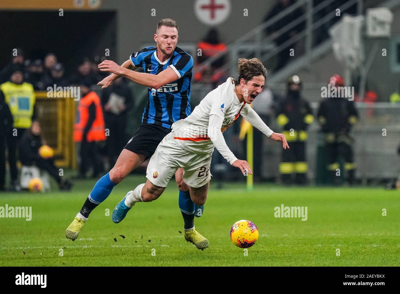 Nicolò zaniolo (roma) vanificata da Milano skriniar (inter) durante Inter vs Roma, Milano, Italia, 06 dic 2019, Calcio Calcio italiano di Serie A uomini Champi Foto Stock