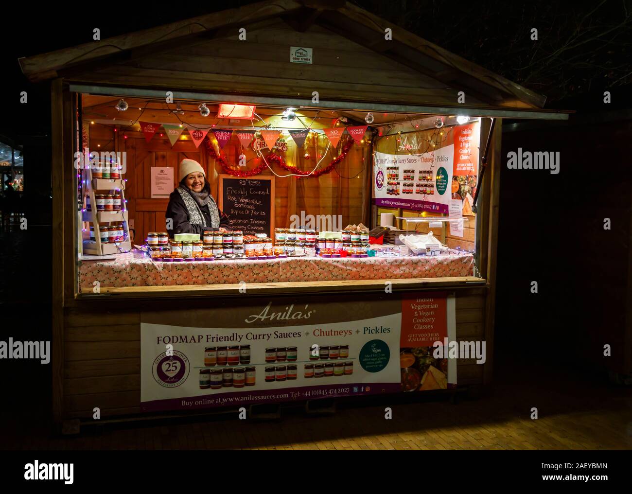 Bancarella vendendo curry salse, chutney e sottaceti al Glow 2019, RHS Wisley, Surrey, un evento stagionale di illuminazioni di notte nei giardini botanici Foto Stock