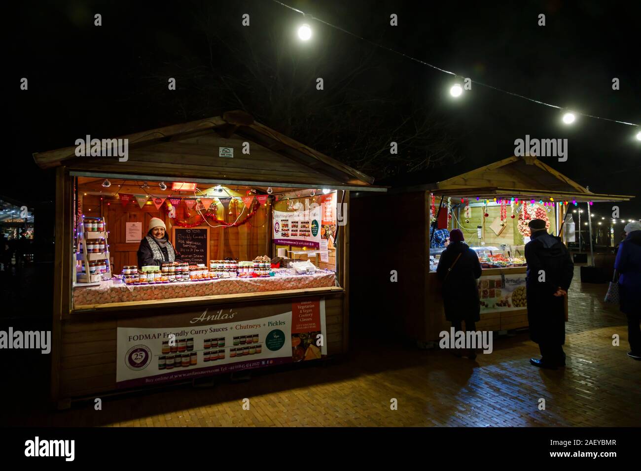 Bancarella vendendo curry salse, chutney e sottaceti al Glow 2019, RHS Wisley, Surrey, un evento stagionale di illuminazioni di notte nei giardini botanici Foto Stock