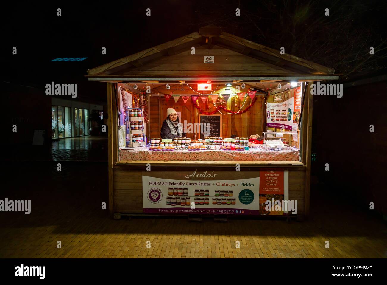 Bancarella vendendo curry salse, chutney e sottaceti al Glow 2019, RHS Wisley, Surrey, un evento stagionale di illuminazioni di notte nei giardini botanici Foto Stock