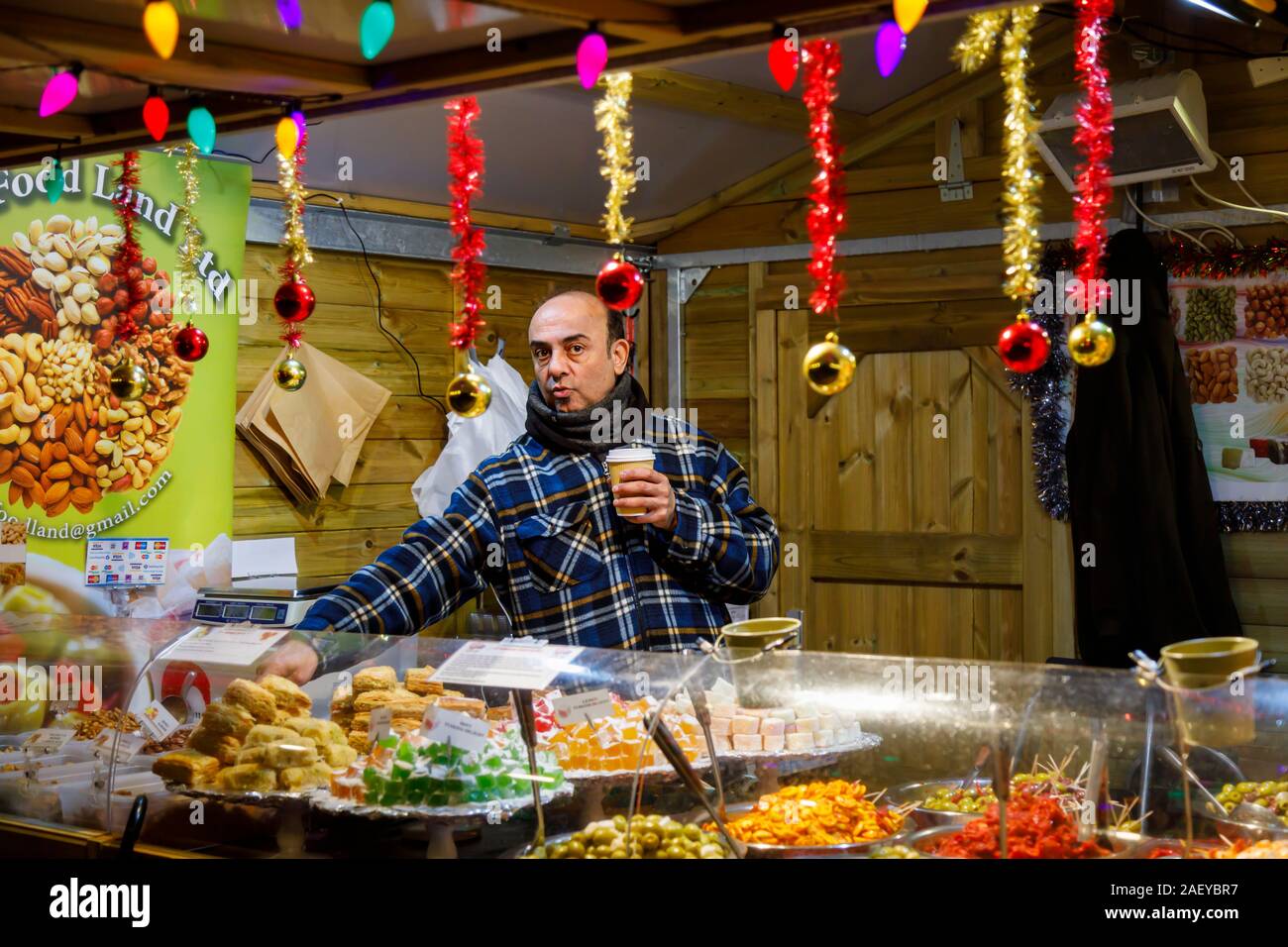 Negozio di specialità gastronomiche alimentari e di stallo stallholder al Glow 2019, RHS Wisley, Surrey, un natale evento stagionale di illuminazioni nei giardini botanici Foto Stock