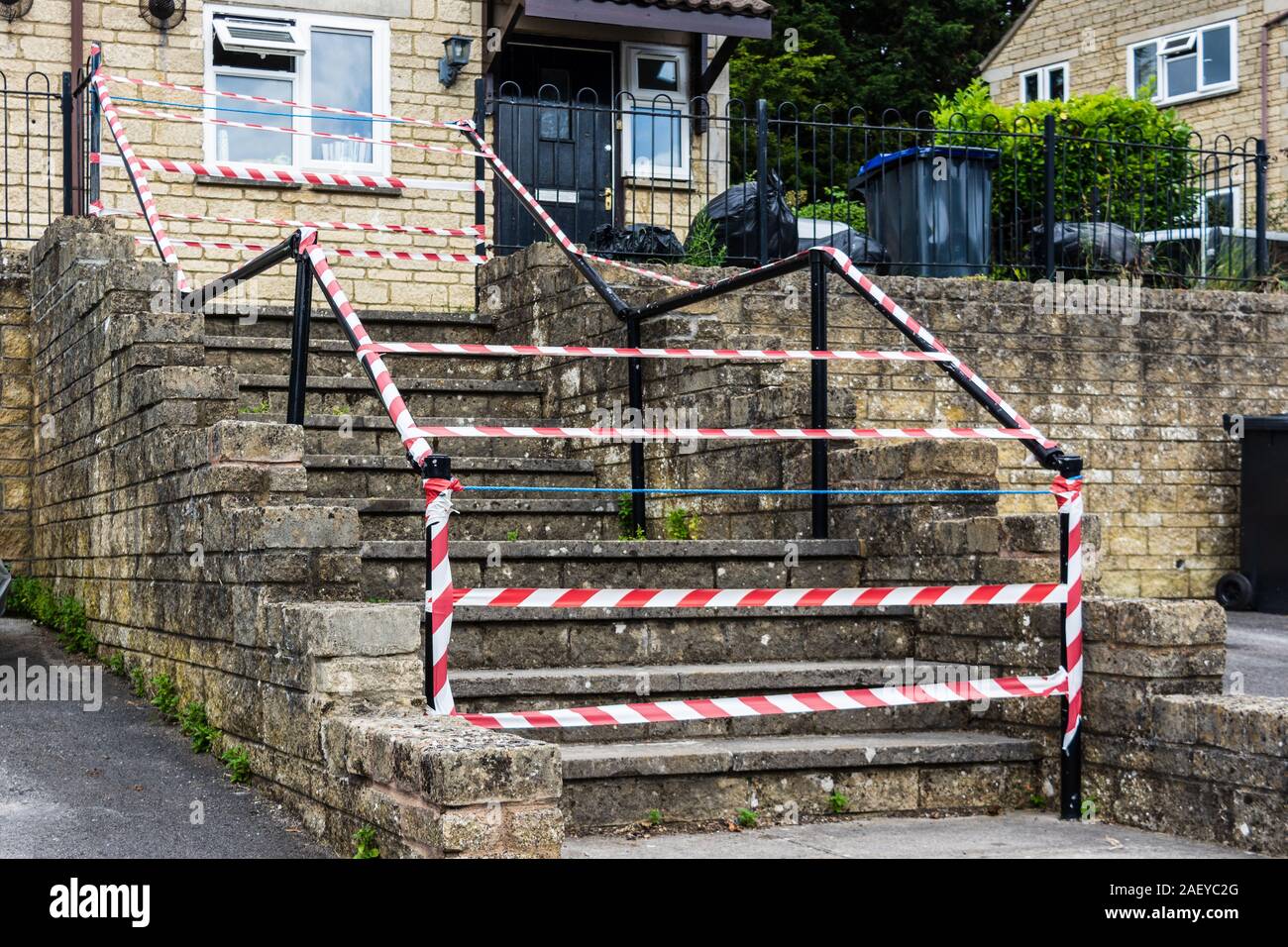 Bradford on Avon, Regno Unito, 13 luglio 2019 un volo di passi su una strada residenziale è stato nastrato off con il rosso e bianco nastro dovute alle ringhiere non sicuri Foto Stock