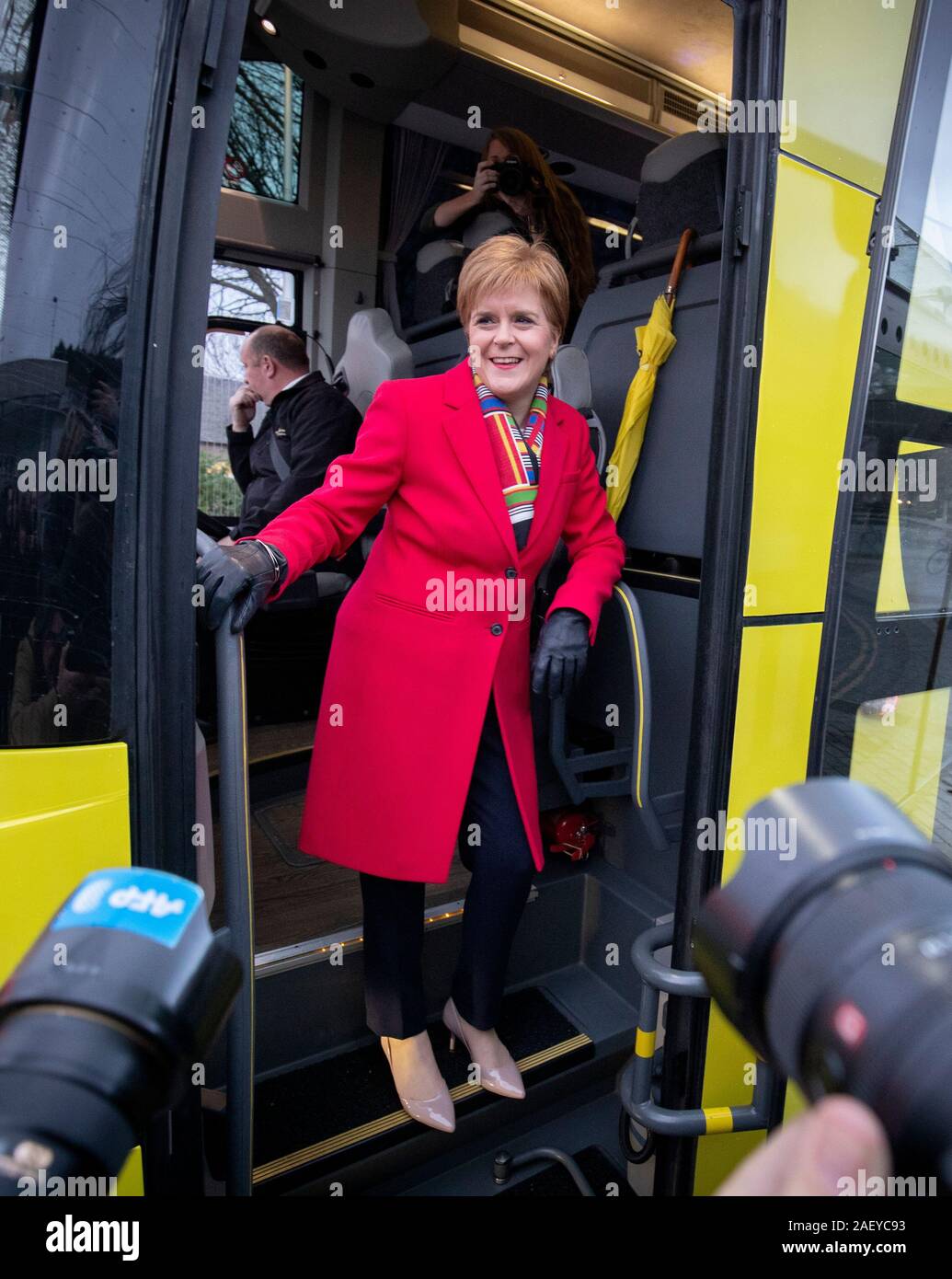 SNP leader Nicola schede di storione il partito della campagna bus fuori il Parlamento scozzese di Edimburgo, l'ultimo giorno della campagna elettorale trail. Foto Stock