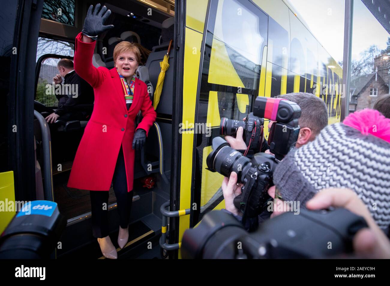 SNP leader Nicola schede di storione il partito della campagna bus fuori il Parlamento scozzese di Edimburgo, l'ultimo giorno della campagna elettorale trail. Foto Stock