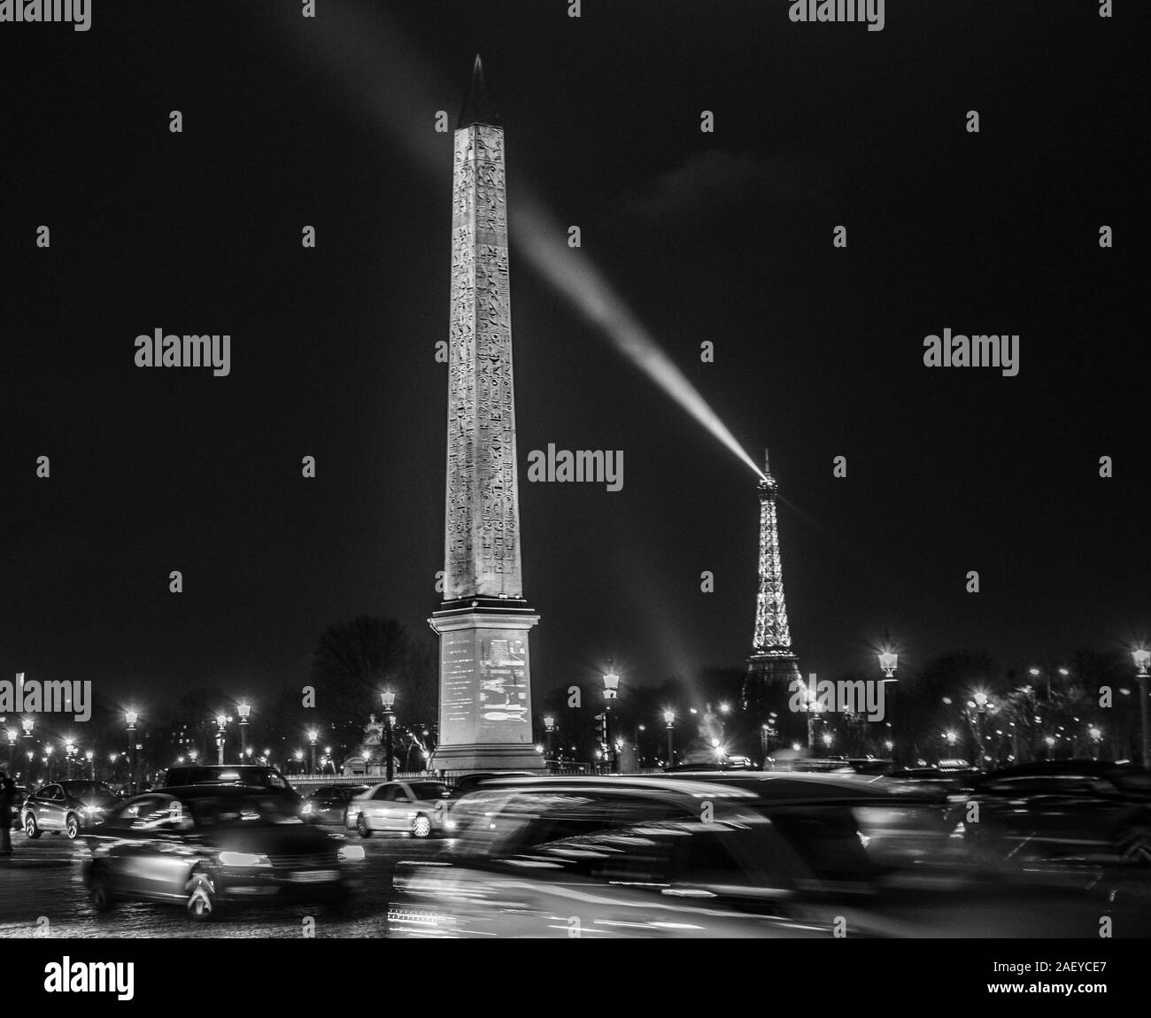 Vista della Torre Eiffel con vetture di passaggio Foto Stock