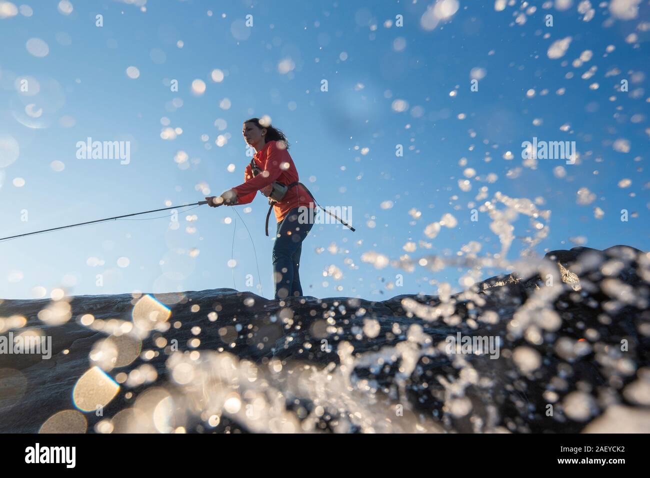 Una donna di Pesca a Mosca Report di Pesca in onde di Maine Foto Stock
