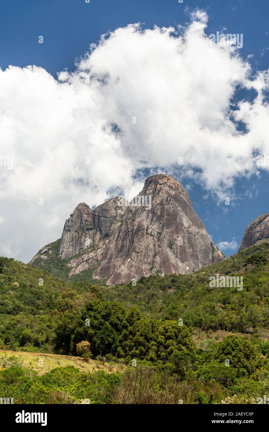 Lo splendido paesaggio di montagna rocciosa picco con il verde della foresta pluviale a Três Pìcos, Rio de Janeiro, Brasile Foto Stock
