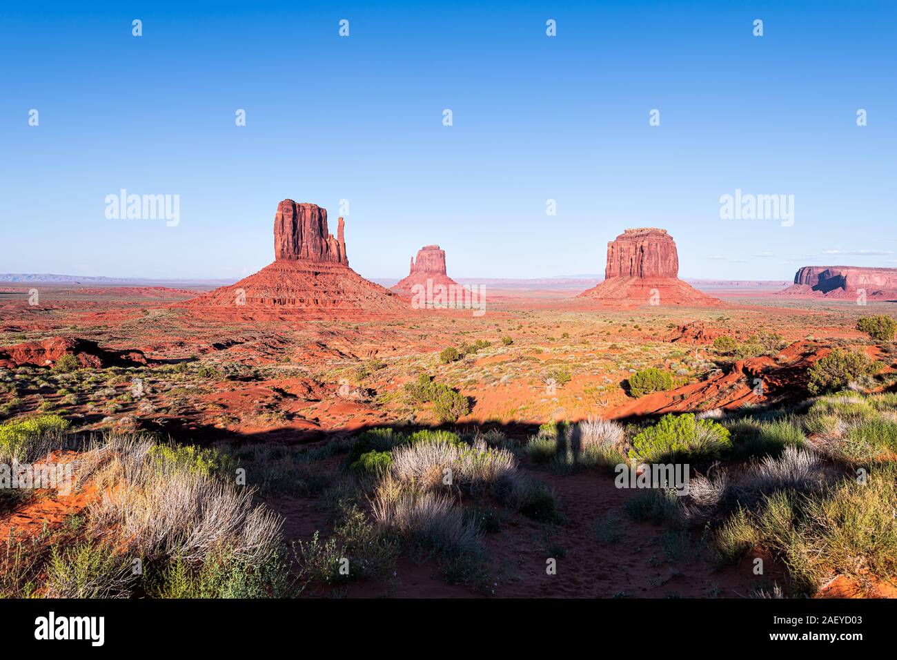 Merrick e muffole butte formazioni un ampio angolo di visione con arancia rossa roccia colore nella Monument Valley canyon durante il tramonto la luce del sole in Arizona Foto Stock