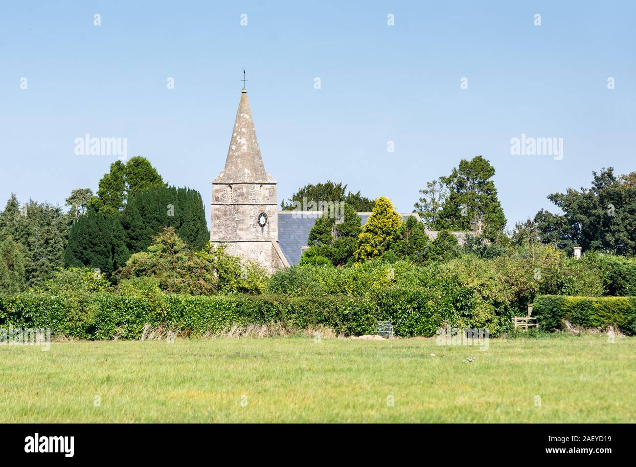 Hilperton, Wiltshire 18 settembre 2019 una vista di St Michaels e tutti gli angeli chiesa nel villaggio di Hilperton Foto Stock