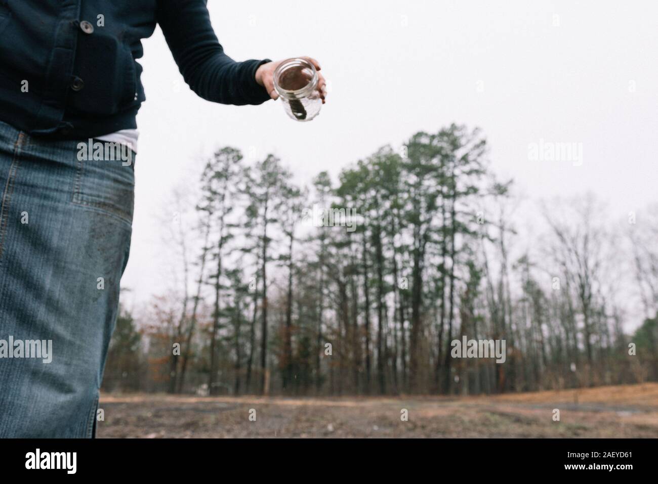 La donna la semina di semi sul campo Foto Stock