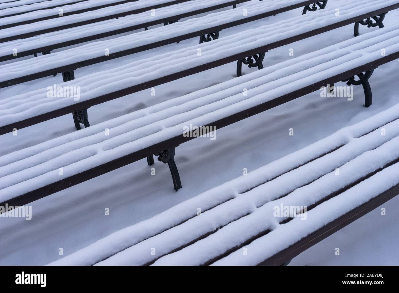 I banchi di neve in un parco della città Foto Stock