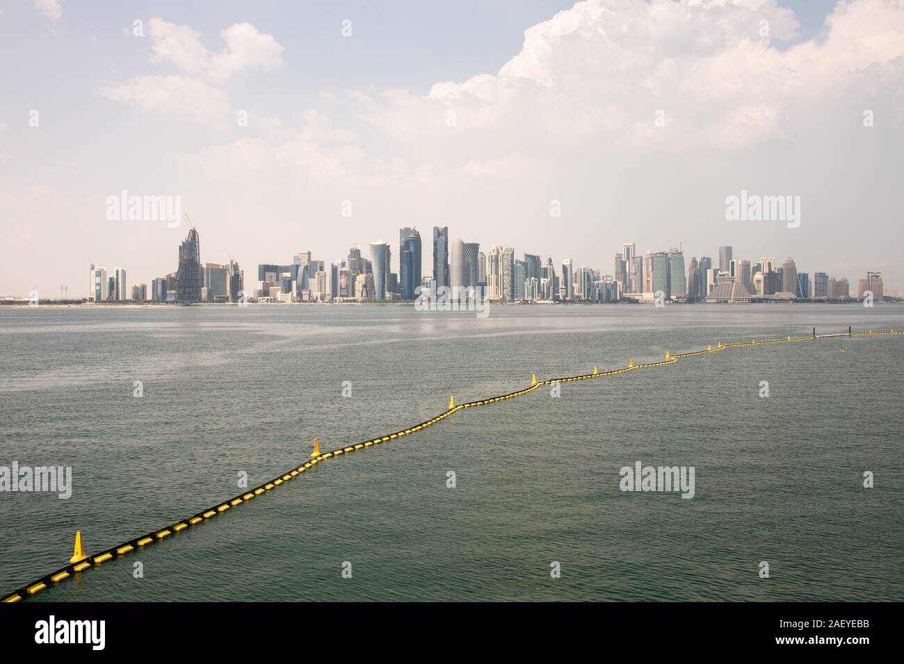 Il Golfo Persico e grattacieli di Doha Foto Stock