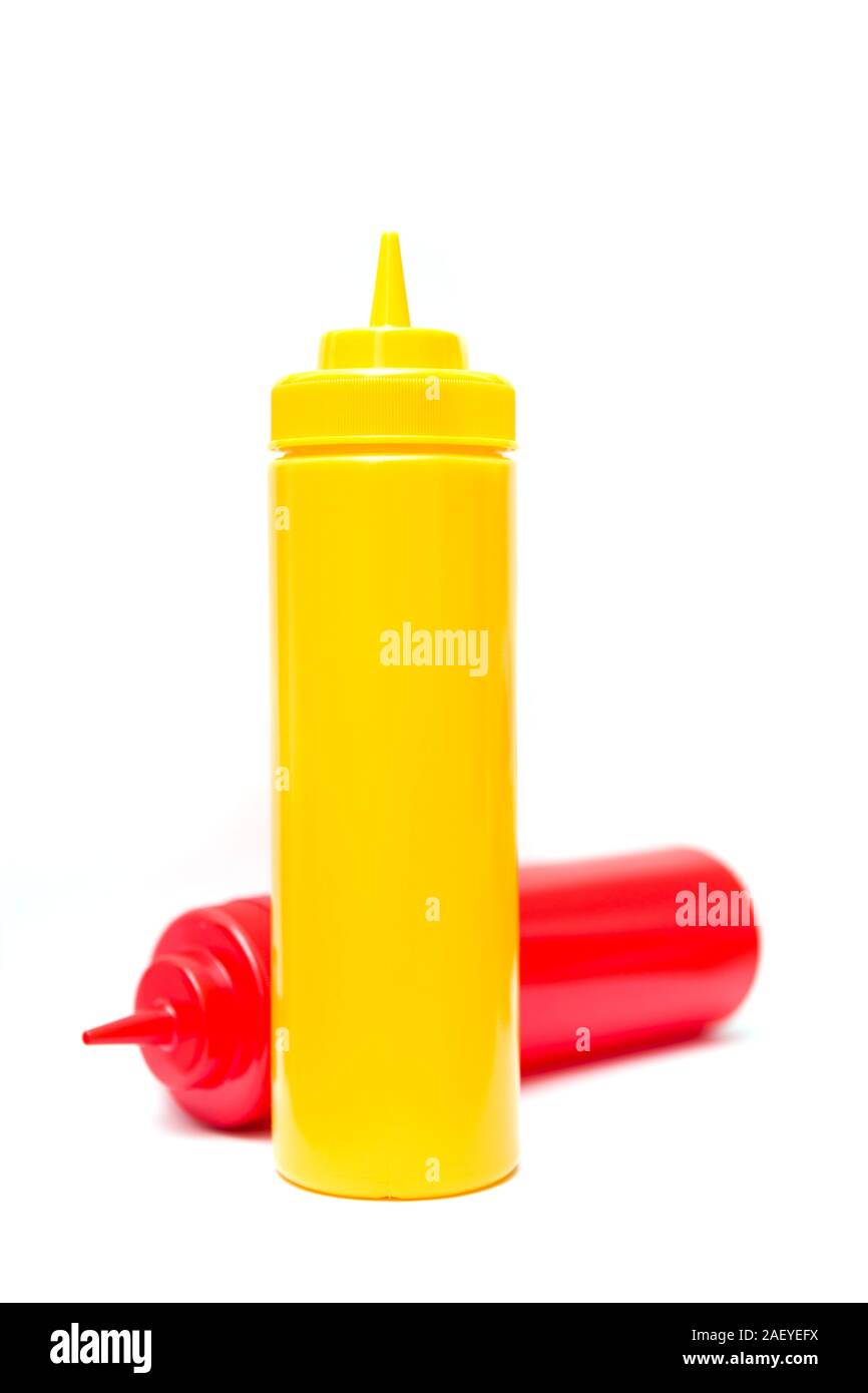 Ketchup e Senape bottiglia isolato su uno sfondo bianco Foto Stock
