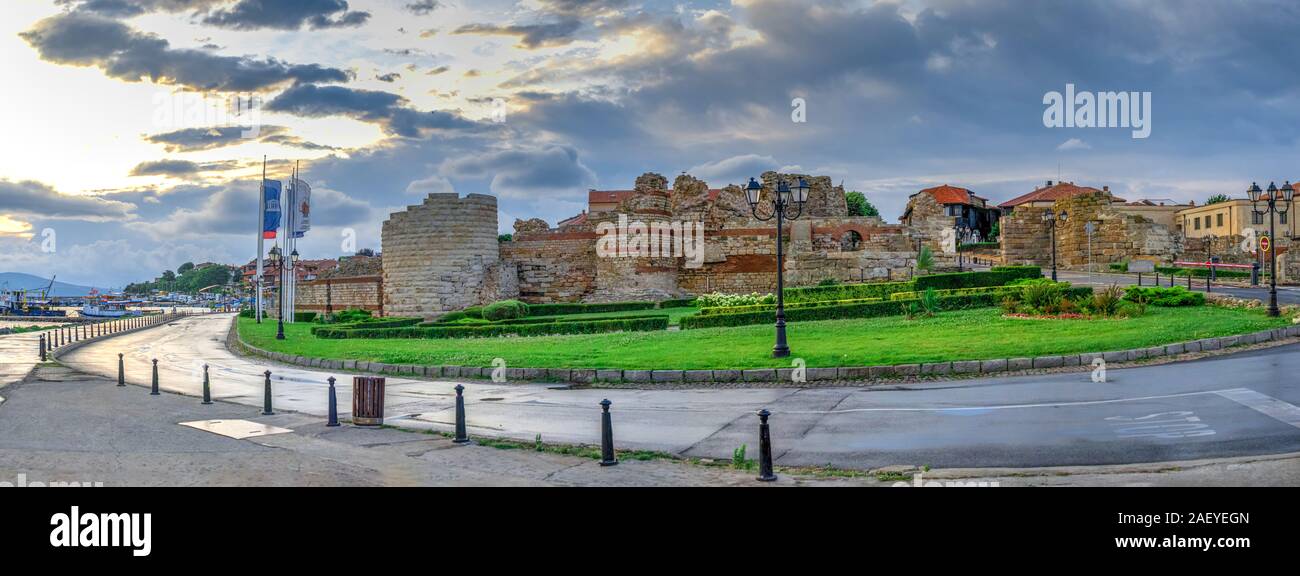 Nessebar, Bulgaria - 07.10.2019. Le rovine delle mura e la torre della città vecchia di Nessebar in Bulgaria su una mattina d'estate Foto Stock