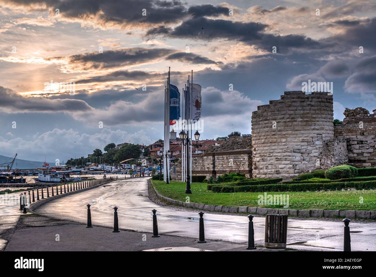 Nessebar, Bulgaria - 07.10.2019. Le rovine delle mura e la torre della città vecchia di Nessebar in Bulgaria su una mattina d'estate Foto Stock