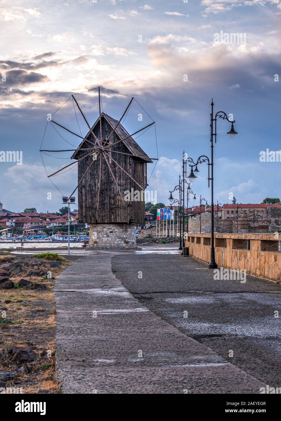Nessebar, Bulgaria - 07.10.2019. Vecchio mulino a vento sulla strada per l'antica città di Nessebar in Bulgaria Foto Stock