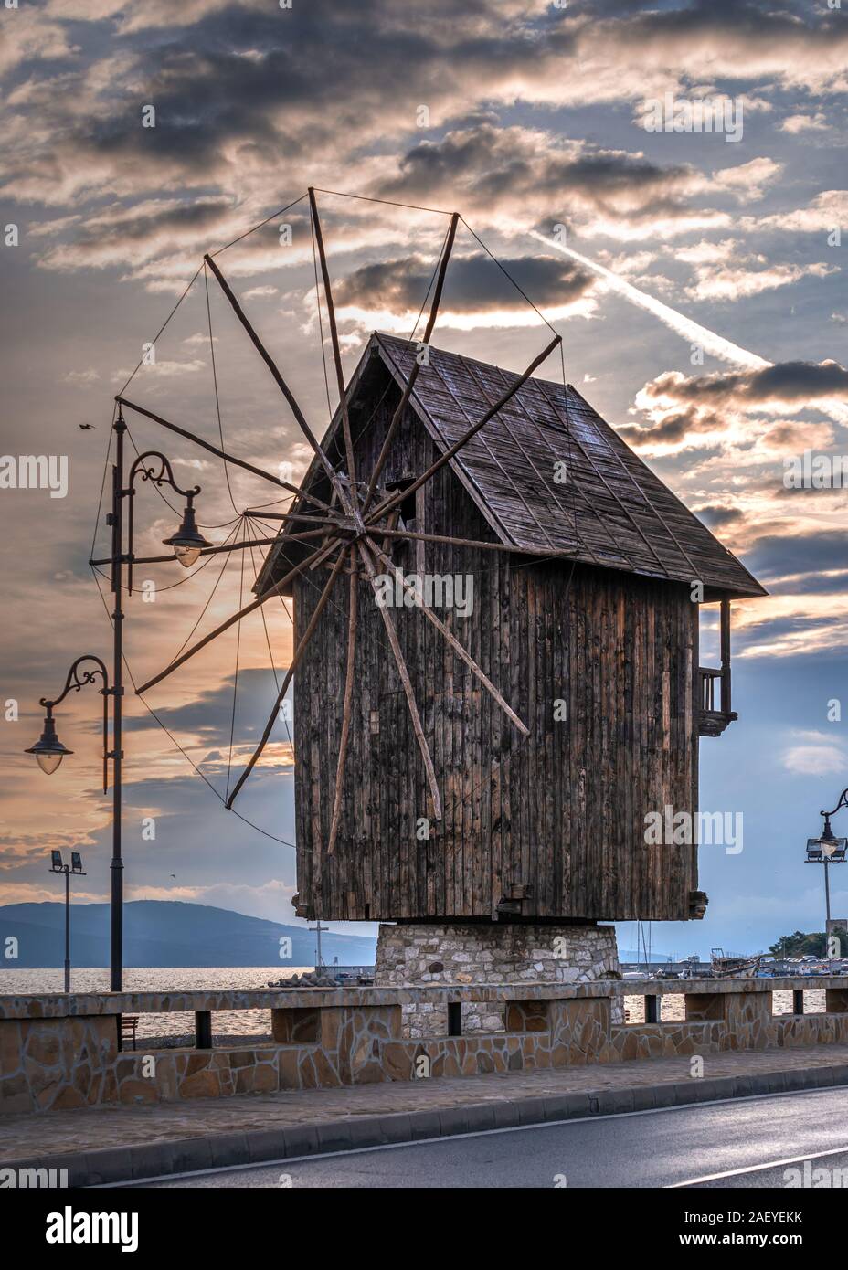 Nessebar, Bulgaria - 07.10.2019. Vecchio mulino a vento sulla strada per l'antica città di Nessebar in Bulgaria Foto Stock