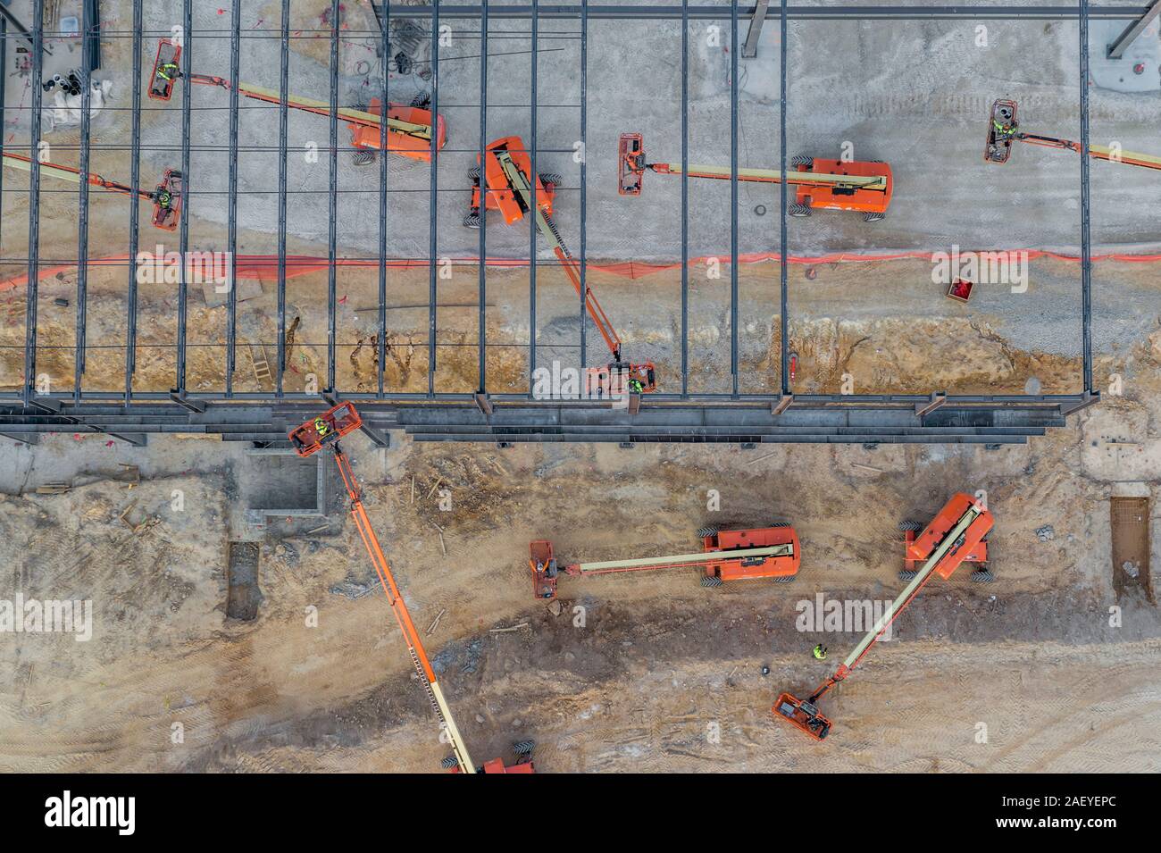Lavoratori in acciaio Costruzione edificio commerciale in Georgia Foto Stock